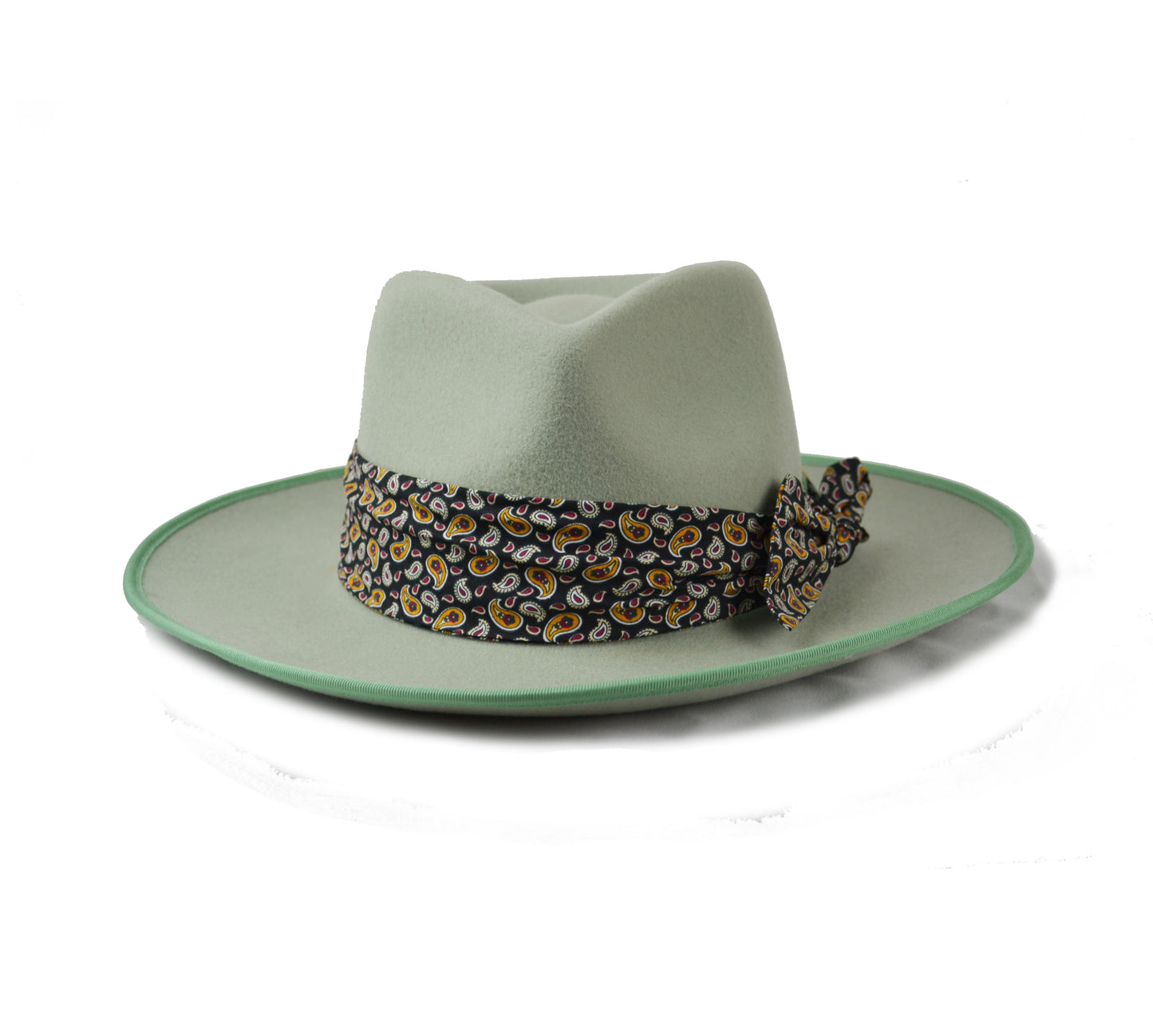 Cappello verde giada con fascia in seta nera decorata