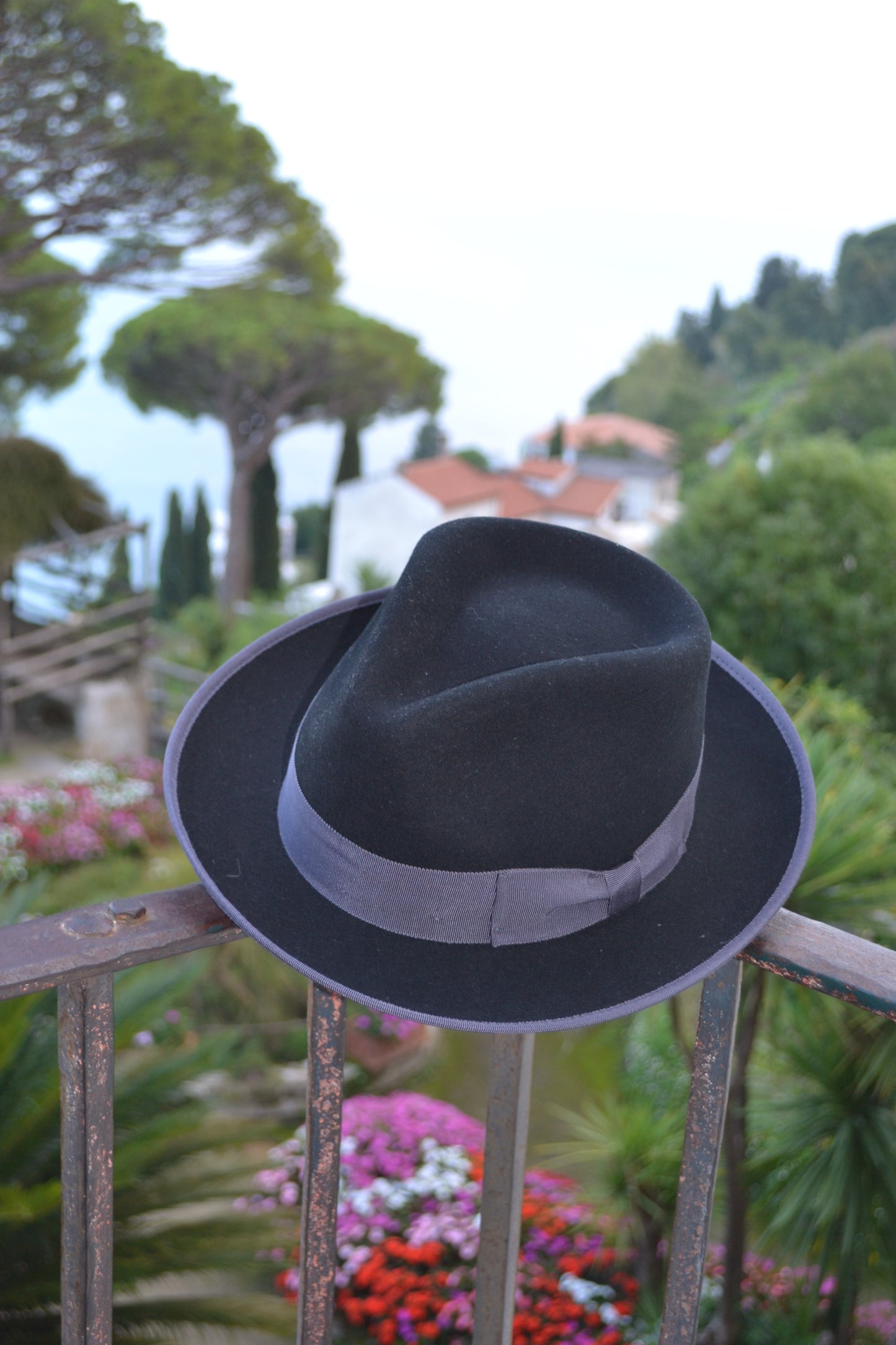 Cappello Fedora a tesa corta  con fascia grigia