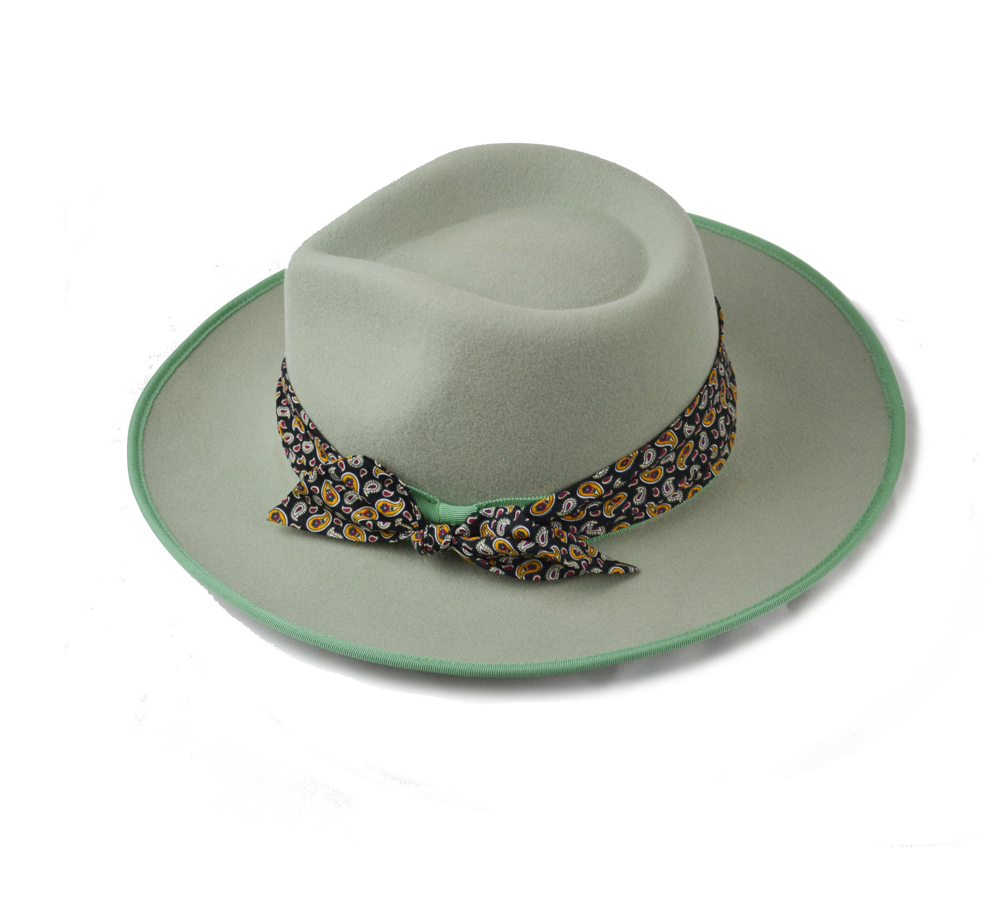 Cappello verde  giada con fascia in seta nera decorata