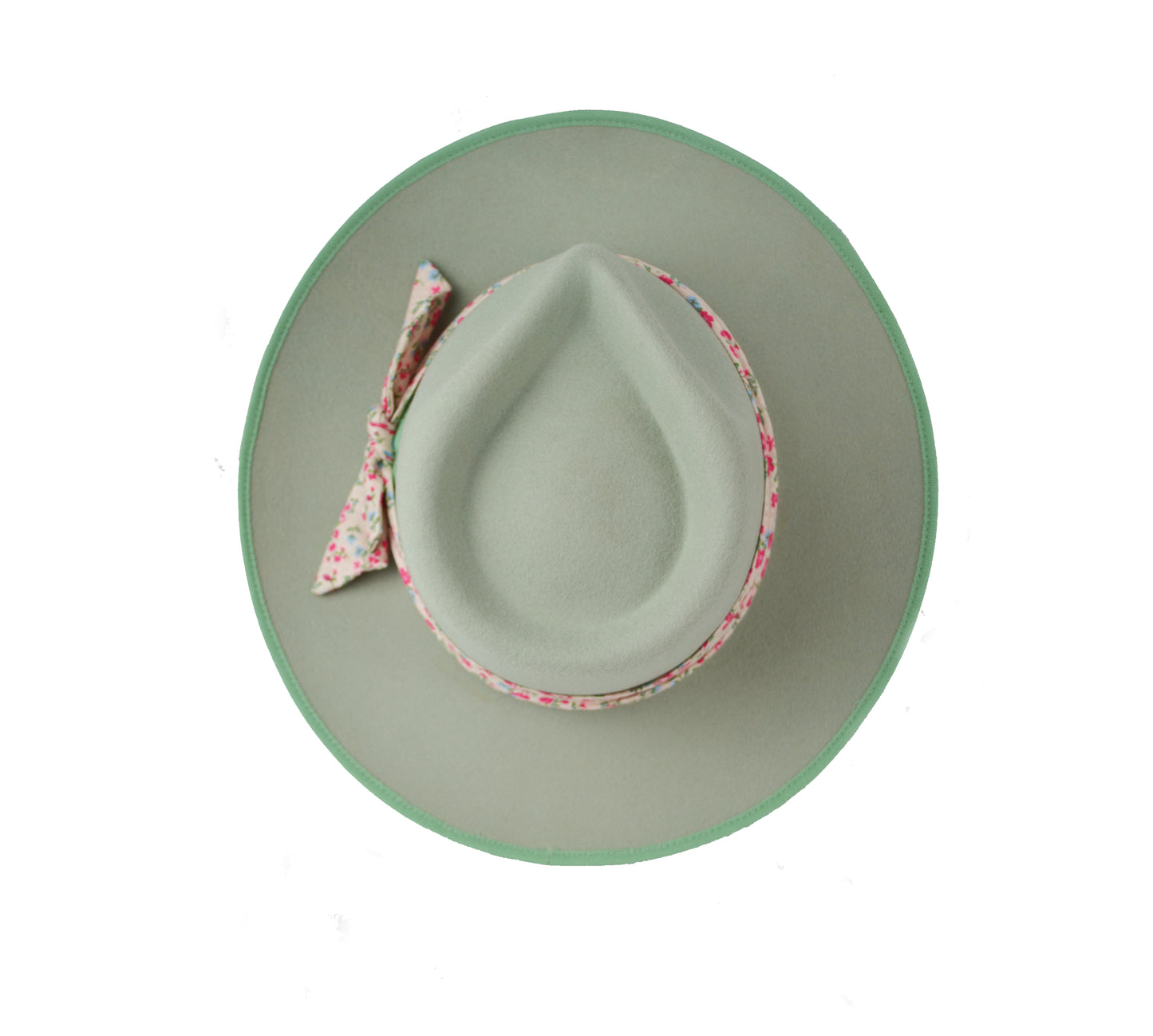Cappello verde  giada con fascia in seta di color crema decorata,  elegante