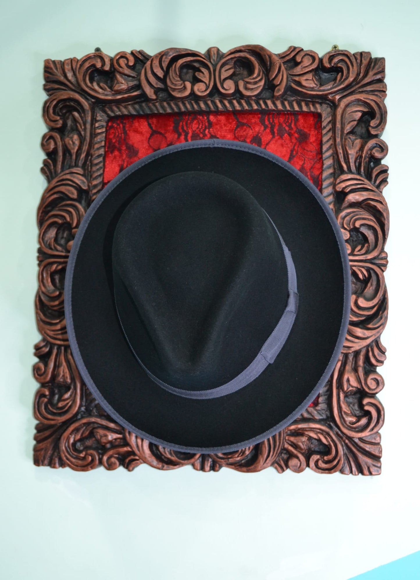 Cappello Fedora a tesa corta  con fascia grigia