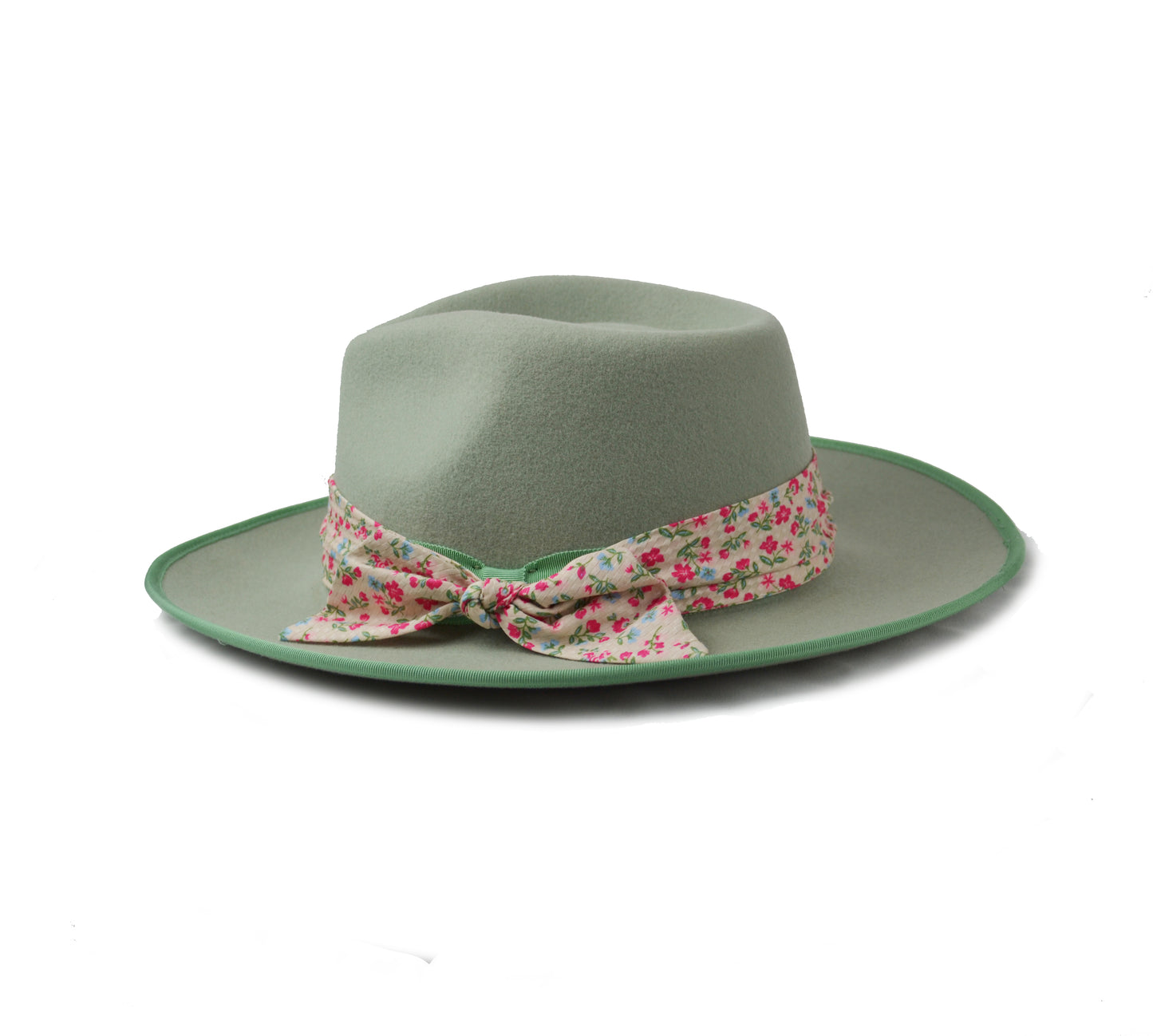 Cappello verde  giada con fascia in seta di color crema decorata,  elegante