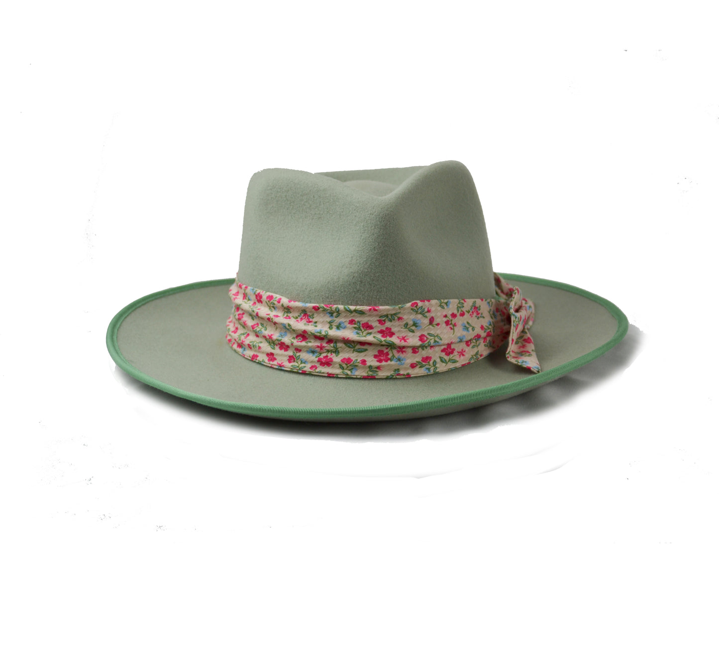 Cappello verde  giada con fascia in seta di color crema decorata,  elegante