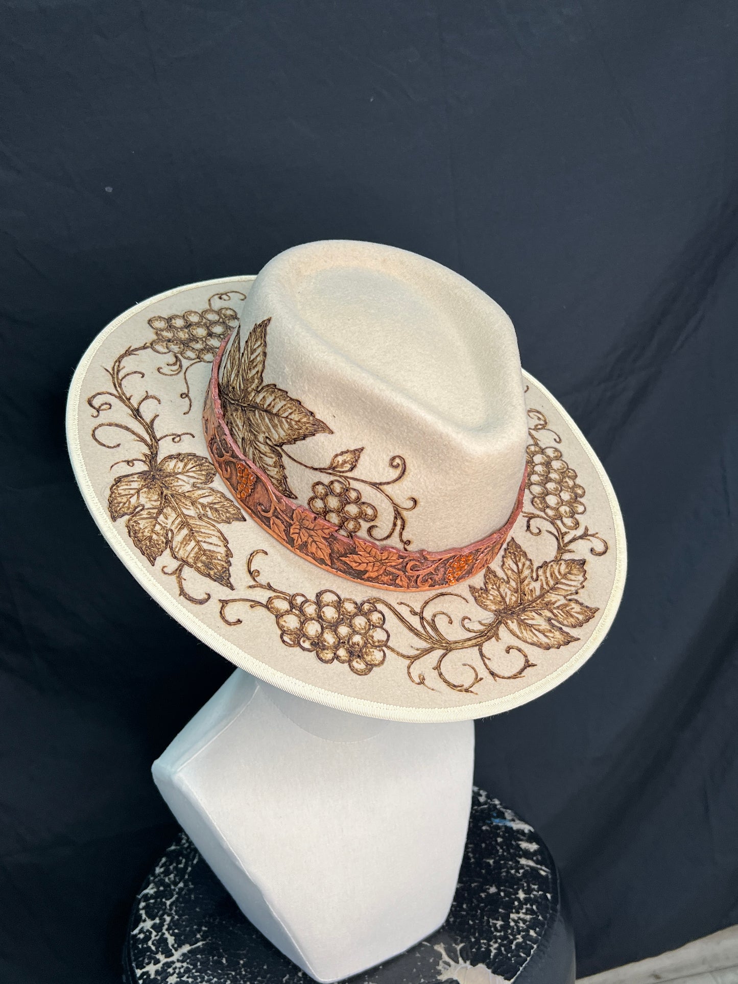 Cappello artigianale con motivo uva