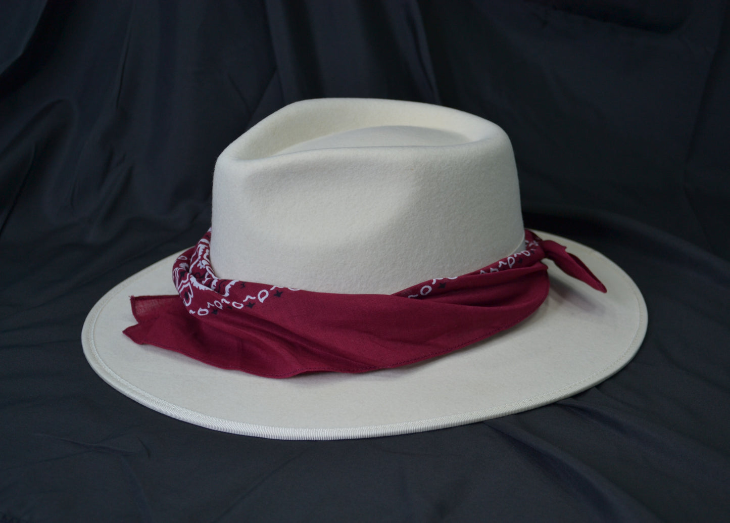 Cappello fedora  bianco grigio con fascia in seta rosa