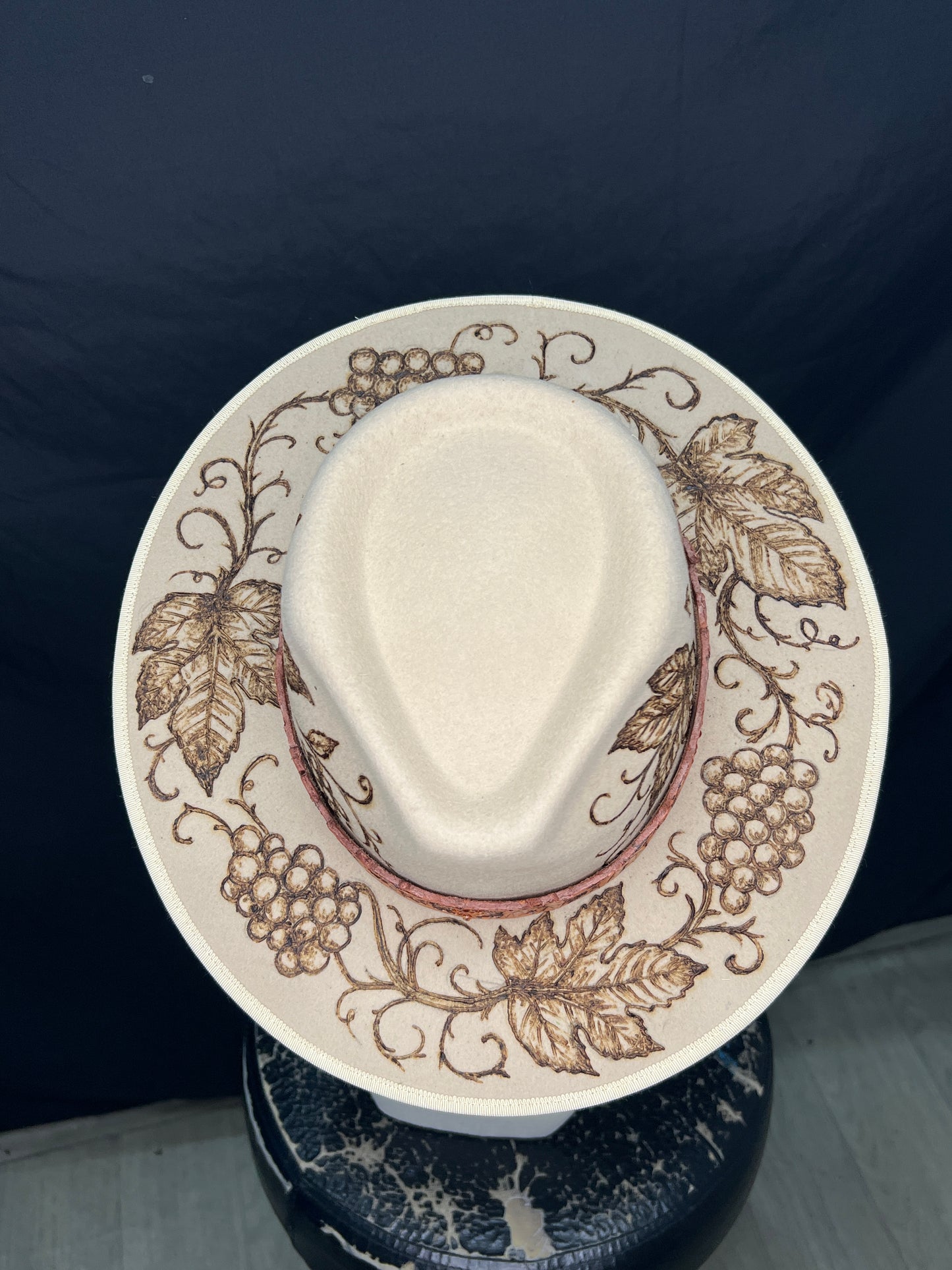 Cappello artigianale con motivo uva