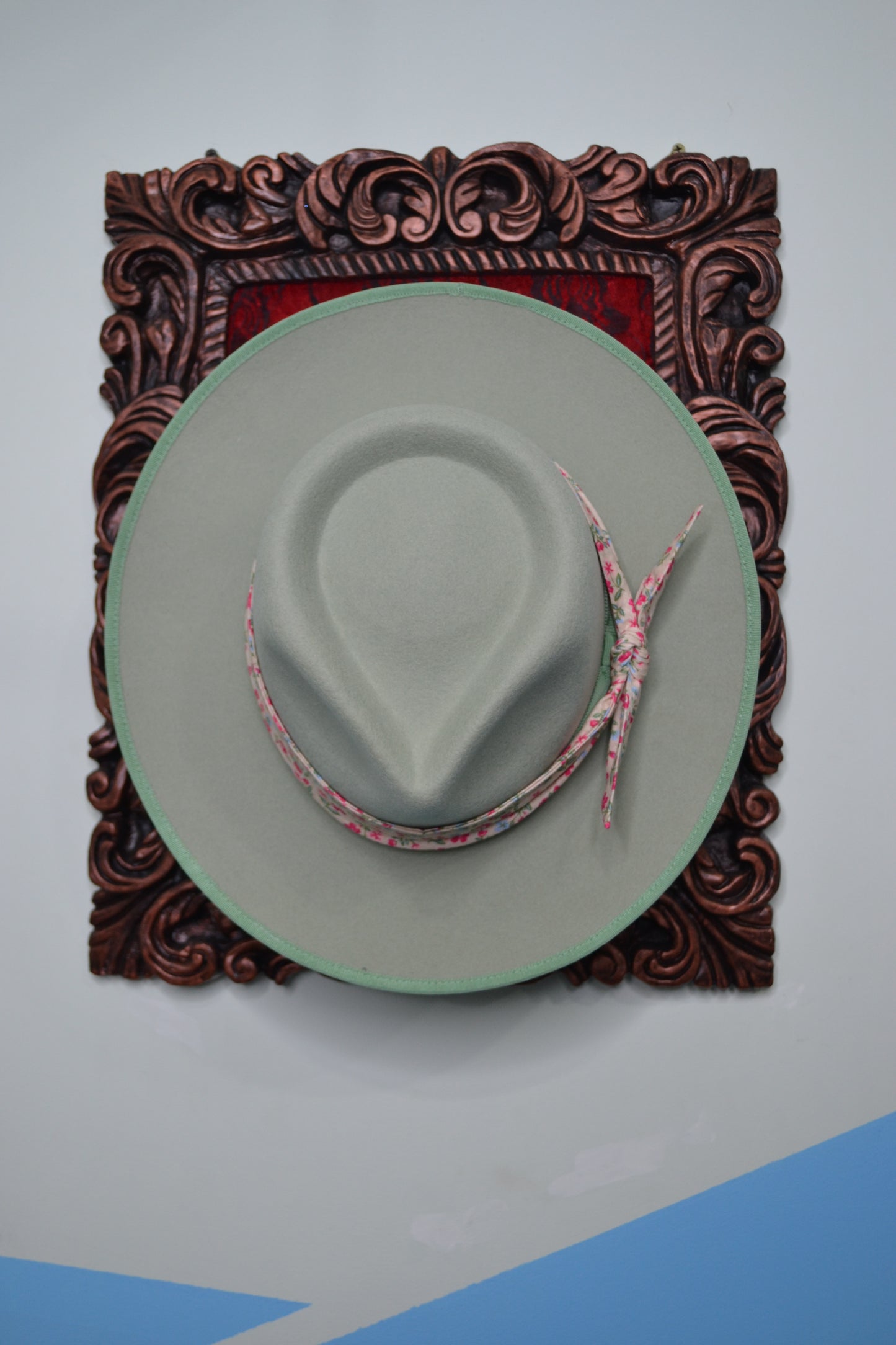 Cappello verde  giada con fascia in seta di color crema decorata,  elegante
