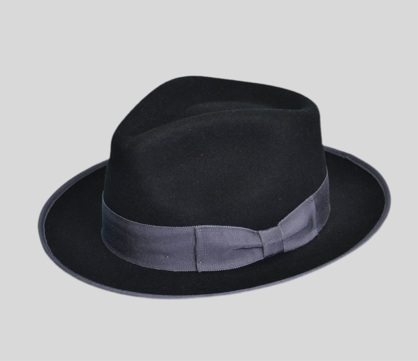Cappello Fedora a tesa corta  con fascia grigia