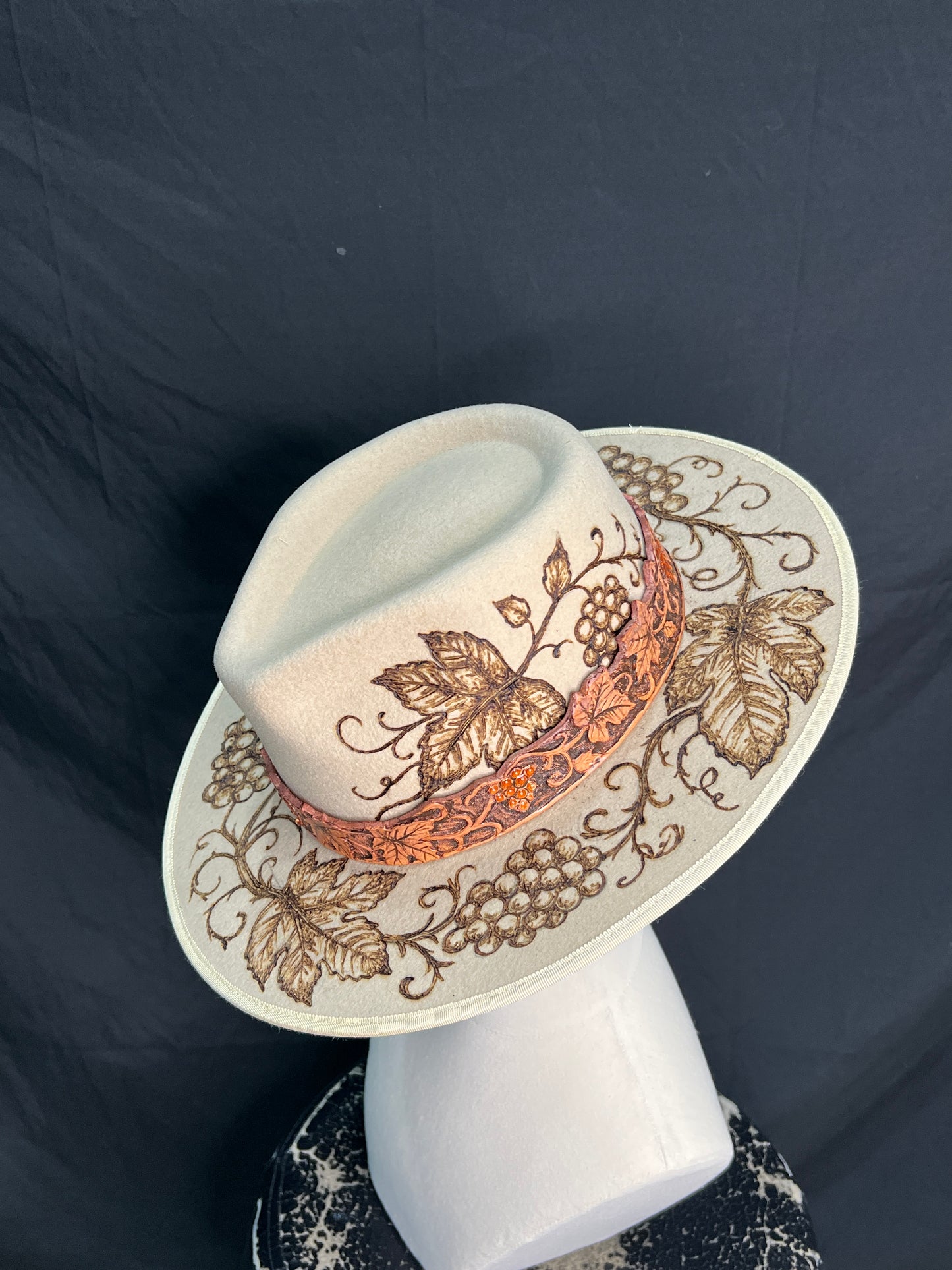 Cappello artigianale con motivo uva