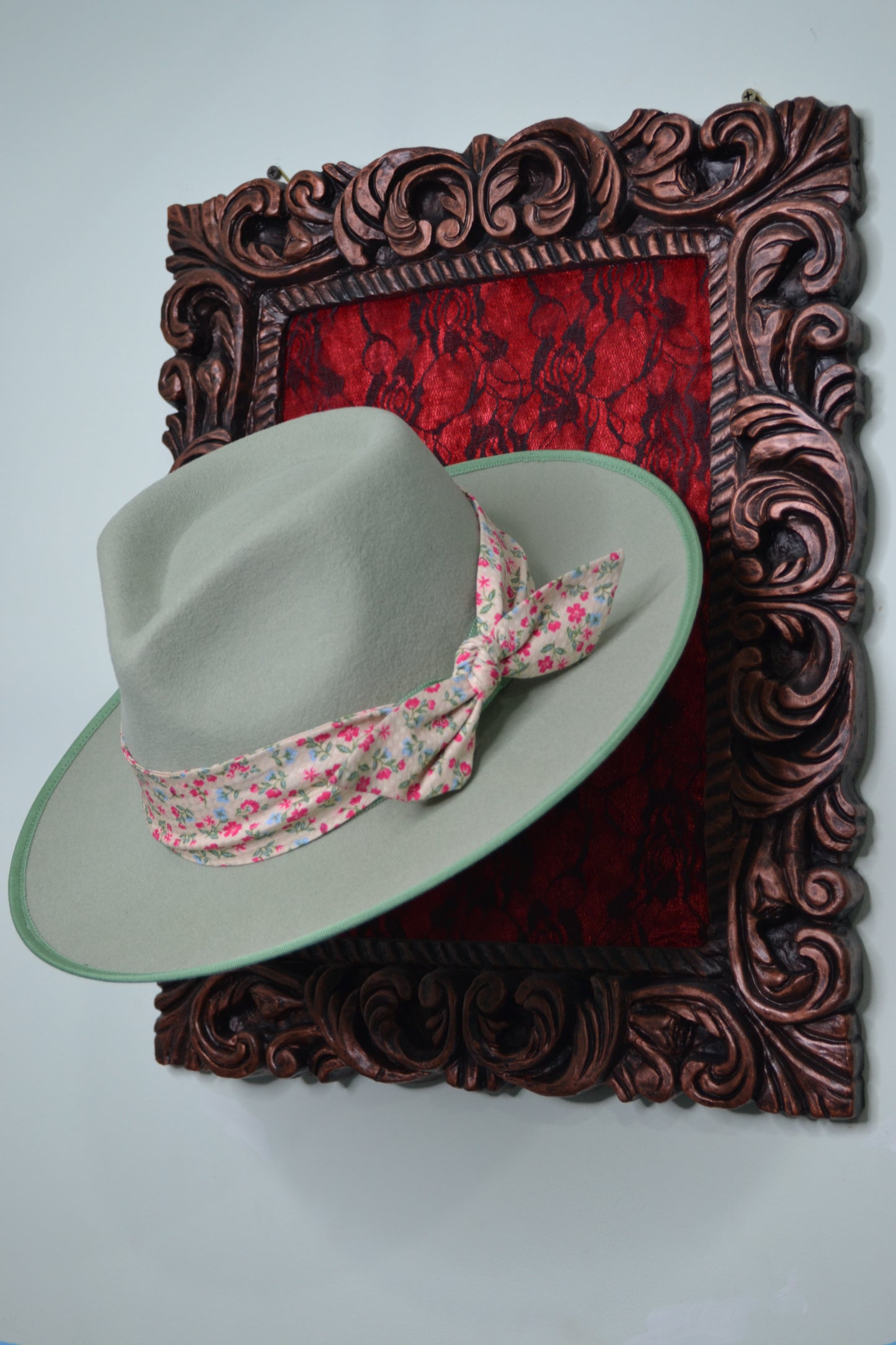 Cappello verde  giada con fascia in seta di color crema decorata,  elegante
