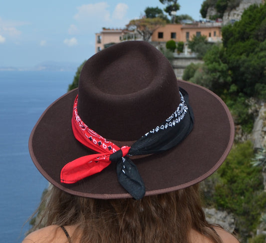 Cappello fedora  marrone con fascia in seta nero rosso